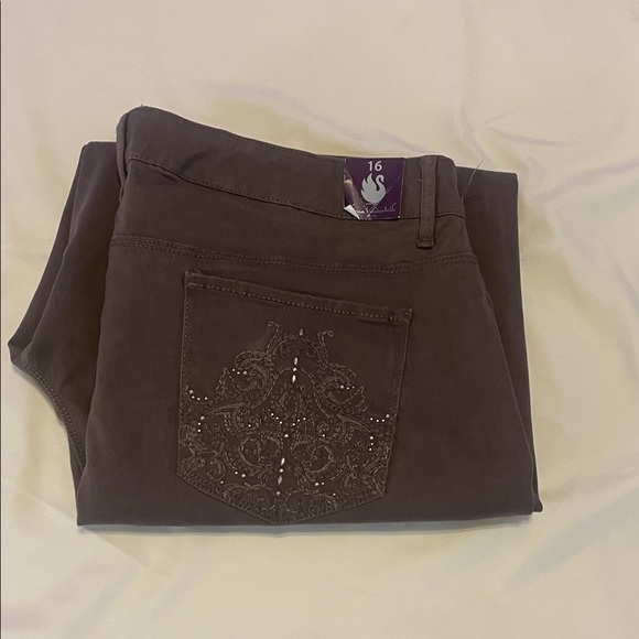Gloria Vanderbilt Brown Women's Bermuda Shorts - Picture 8 of 10